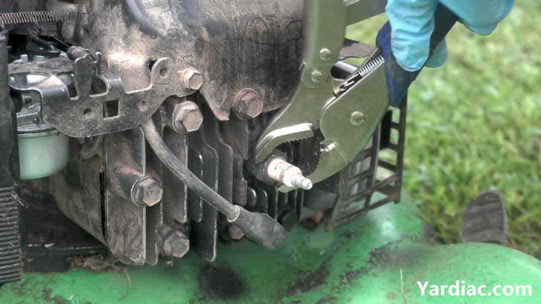 how to change lawn mower spark plug 3